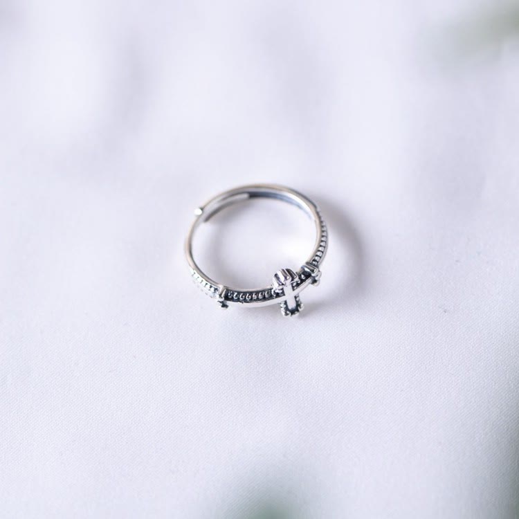 Minimalist 925 Silver Cross Ring with Ornate Rope Patterns: Enduring Symbol of Spiritual Bond