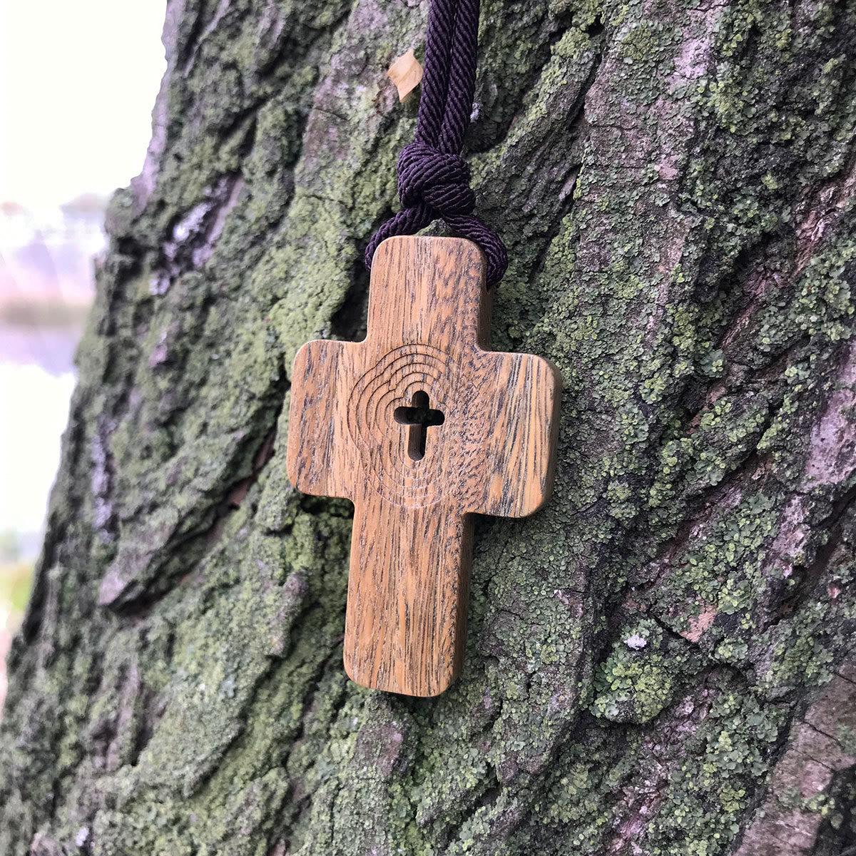 Green Sandalwood Cross Pendant Necklace with Central Cutout: A Symbol of Natural Grace