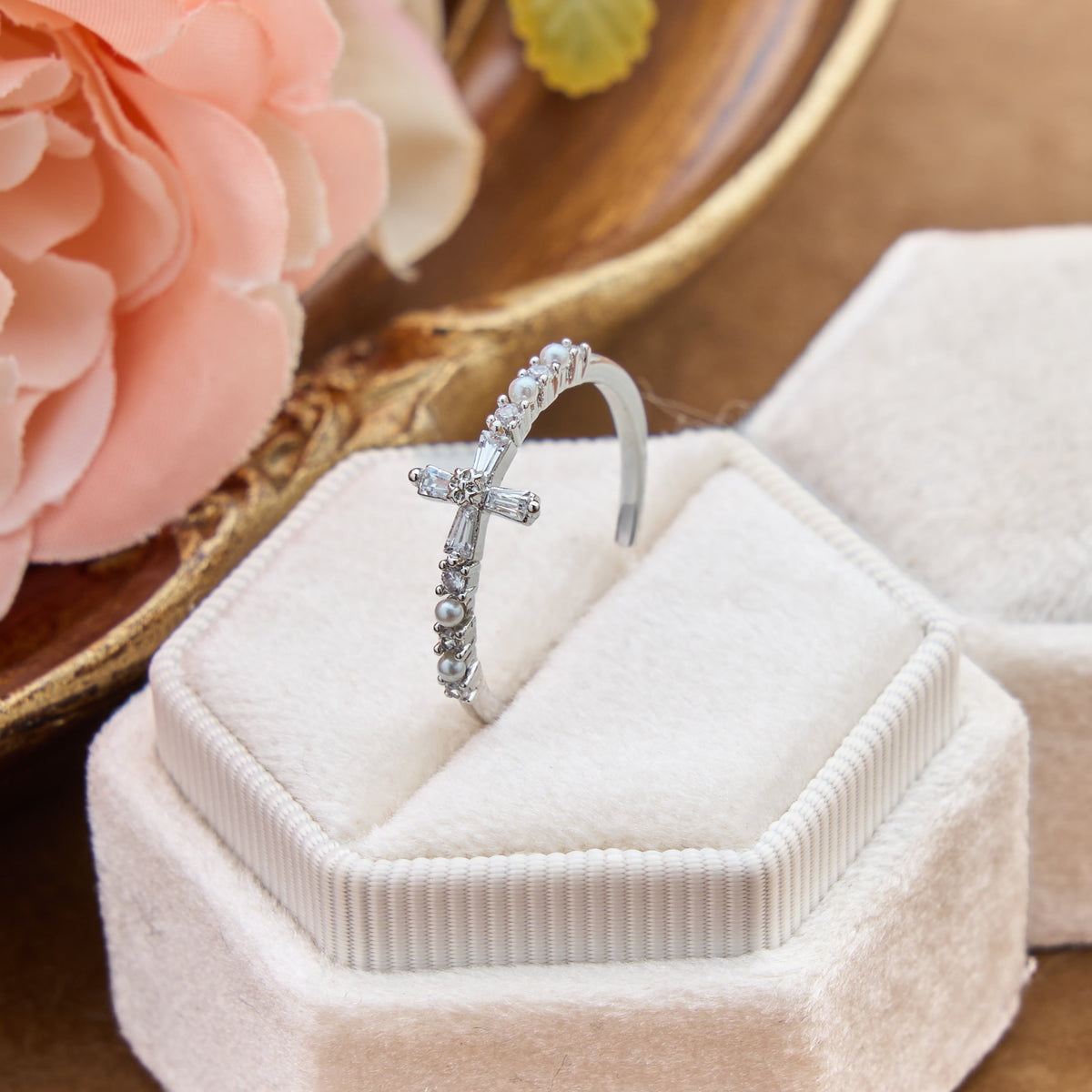 Delicate Inlaid Pearl Cross Adjustable Ring: Sign of Soft Celestial Comfort